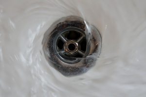Canalizarea înfundată: care sunt cele mai frecvente cauze și cum le poți preveni