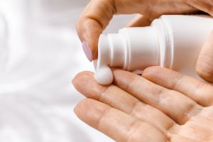 Câtă cremă cu SPF trebuie aplicată pentru o protecție eficientă